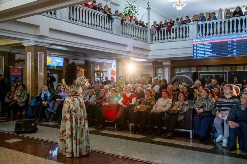 В Красноярске отметили День работника пассажирского комплекса оперой на вокзале 
