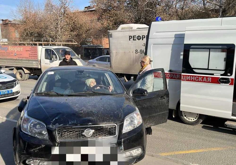 В Новосибирске автоледи въехала в остановку, на которой находилось 5 человек