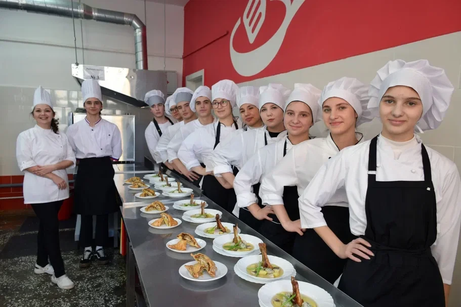 В красноярском техникуме прошли уроки по приготовлению блюд региональной кухни