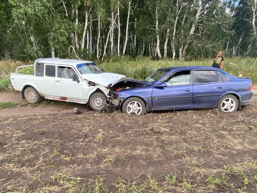 В Омской области в поле не разъехались «Нива» и «Opel». Пассажирка «Нивы» погибла