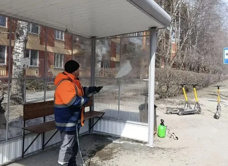В Новосибирске в Советском районе продолжается масштабная мойка остановок и улиц
