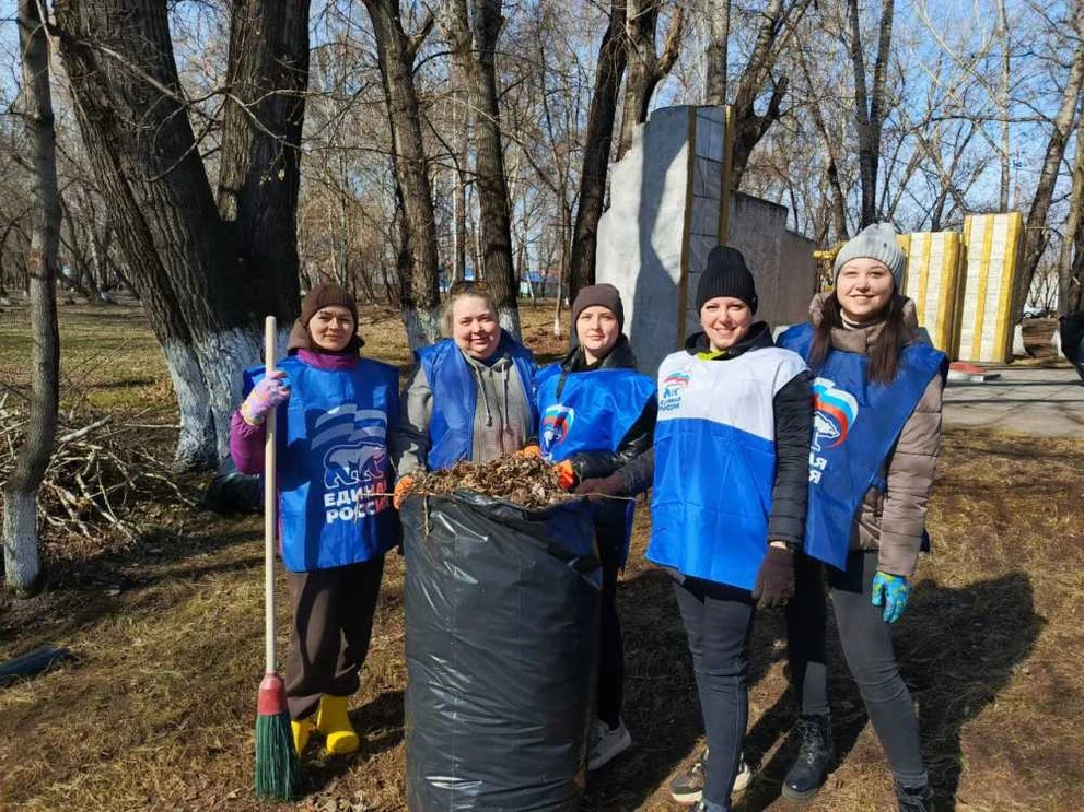 Партийцы Красноярского края вышли на уборку общественных территорий