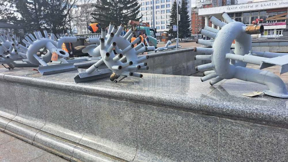 В Красноярске началась подготовка фонтанов к 9 мая