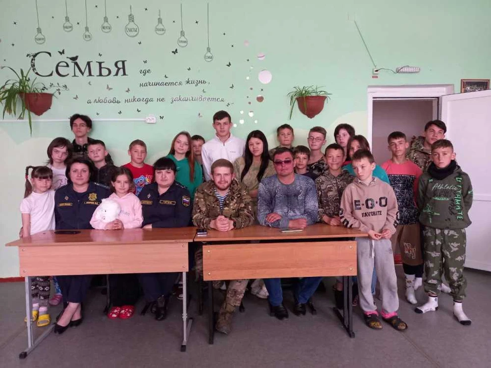 Судебные приставы Красноярского края провели встречу школьников с ветераном СВО
