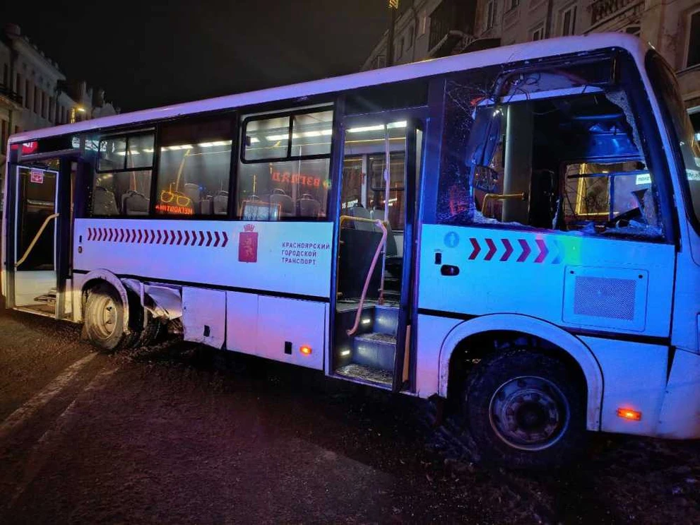 В центре Красноярска произошло ДТП с участием пассажирского автобуса