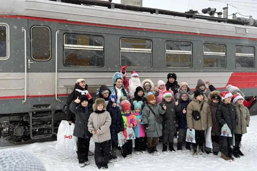 Полицейские Алтая организовали для школьников праздничное путешествие по железной дороге 
