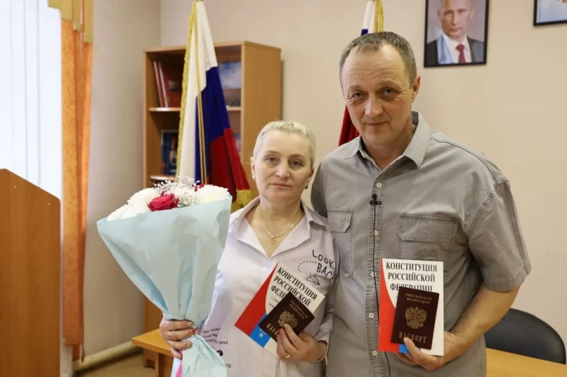 В Кузбассе семье из Казахстана вручили российские паспорта