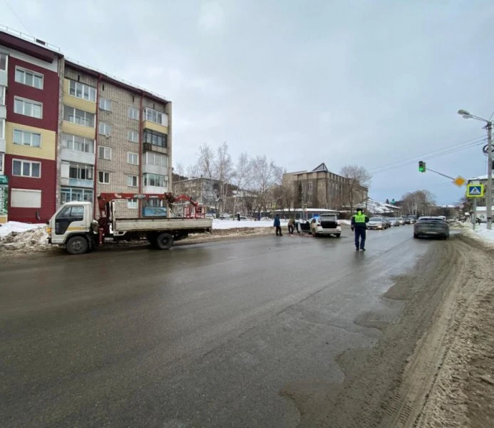 В Горно-Алтайске столкнулись легковушка и грузовик: водитель пострадал  