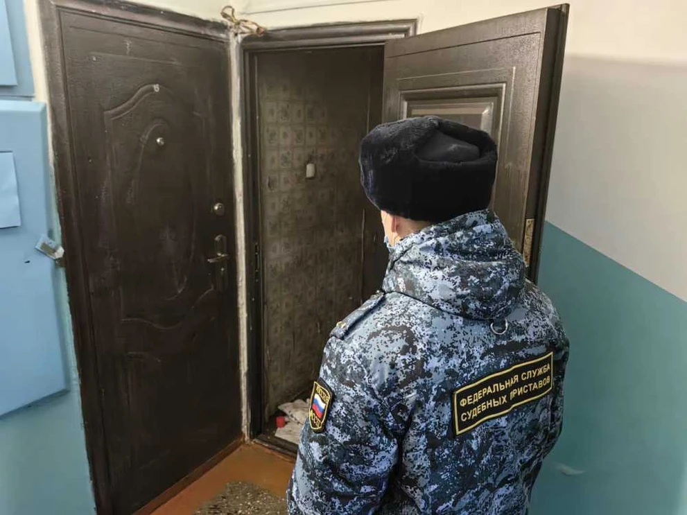 Житель Хакасии пытался скрыться за шторкой, чтобы избежать уплаты алиментов