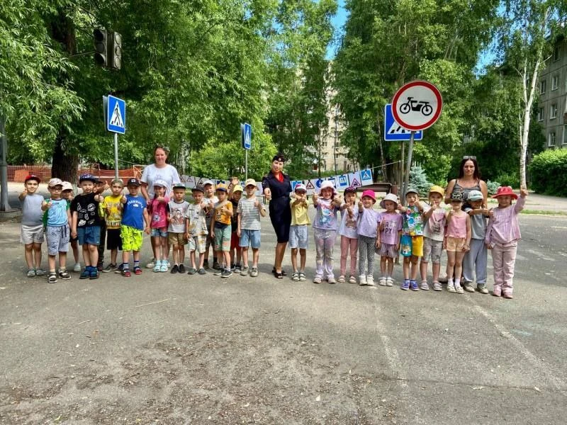 Томск: «Весёлый светофор» учит дошкольников ПДД в Кулагинском сквере