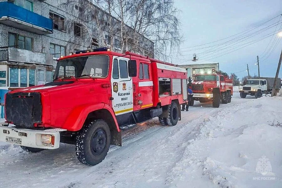 В Омской области в результате пожара в многоквартирном доме погиб человек