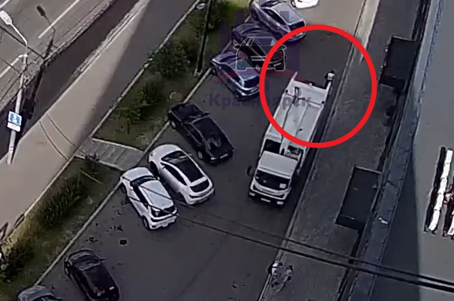 В Красноярске суд ожидает водитель мусоровоза сбившего пенсионерку во дворе дома 