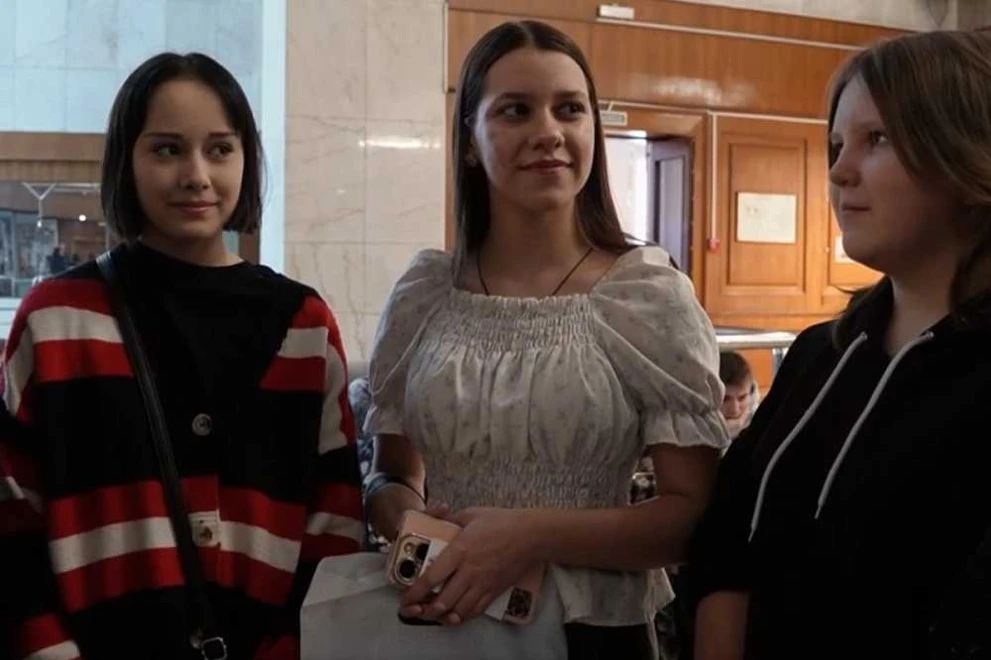 «Единая Россия» подарила детям-волонтерам билеты в Красноярский музыкальный театр