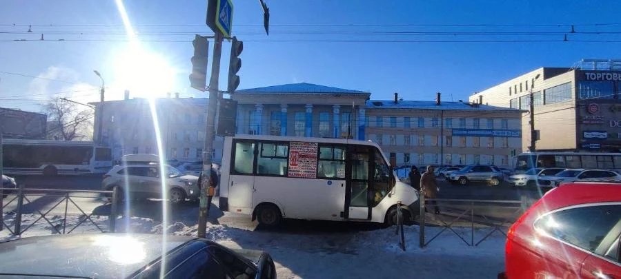 В Омске маршрутка сбила трёх девушек на пешеходном переходе