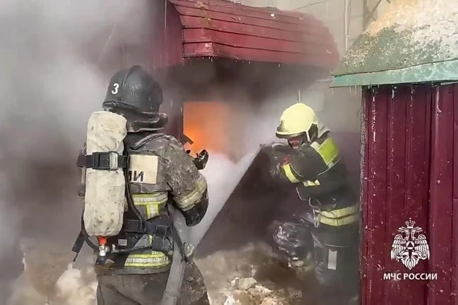 В Иркутске на пожаре во вьетнамском кафе спасли мужчину