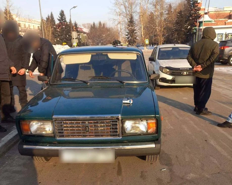 В Туве полиция у здания ФСБ остановила сделку по реализации наркотиков