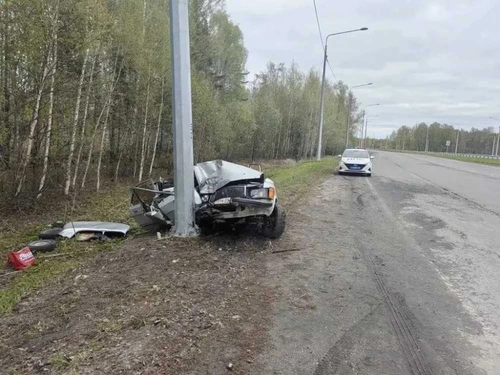 Под Томском легковушка врезалась в опору ЛЭП, пострадали два человека
