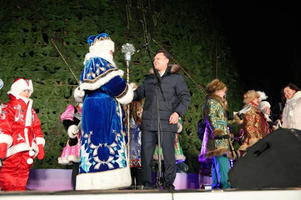 Главная городская ёлка Красноярска зажгла новогодние огни