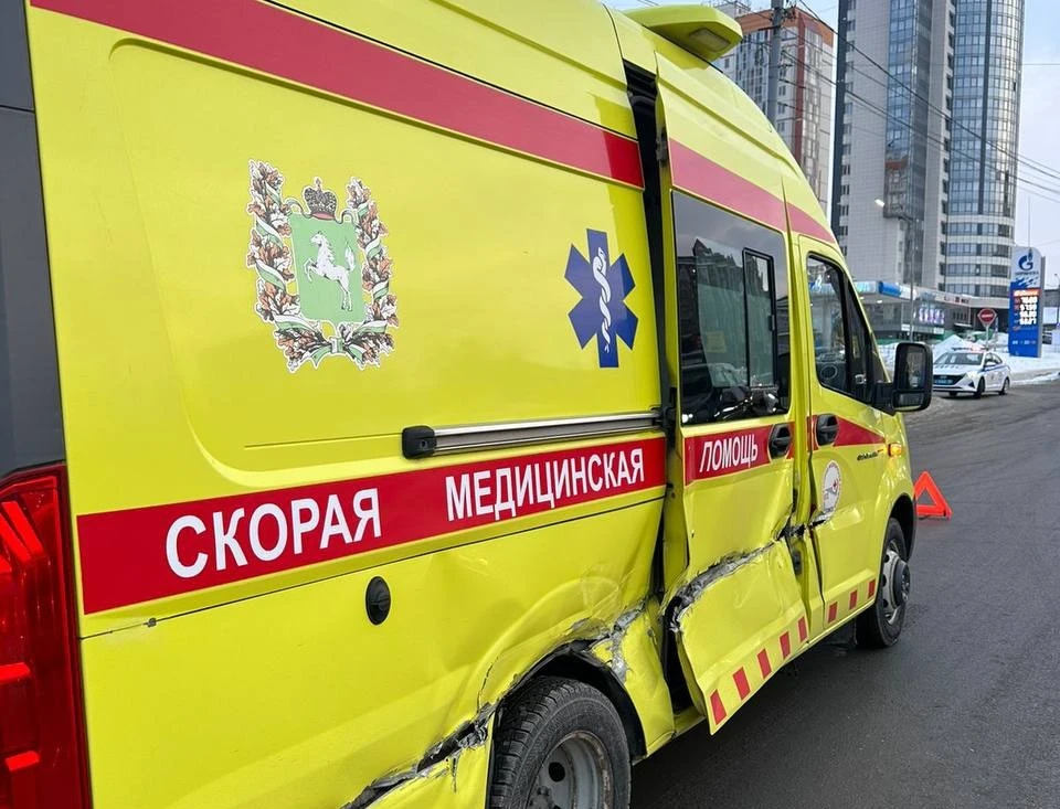 В Томске экскаватор врезался в реанимобиль