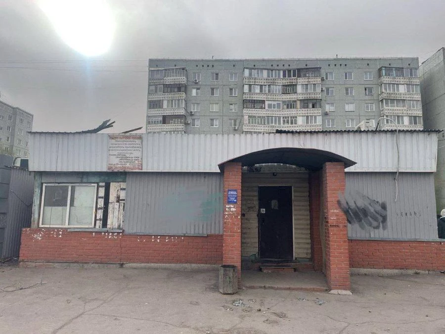 В Омске мужчину сдуло с крыши павильона, он погиб