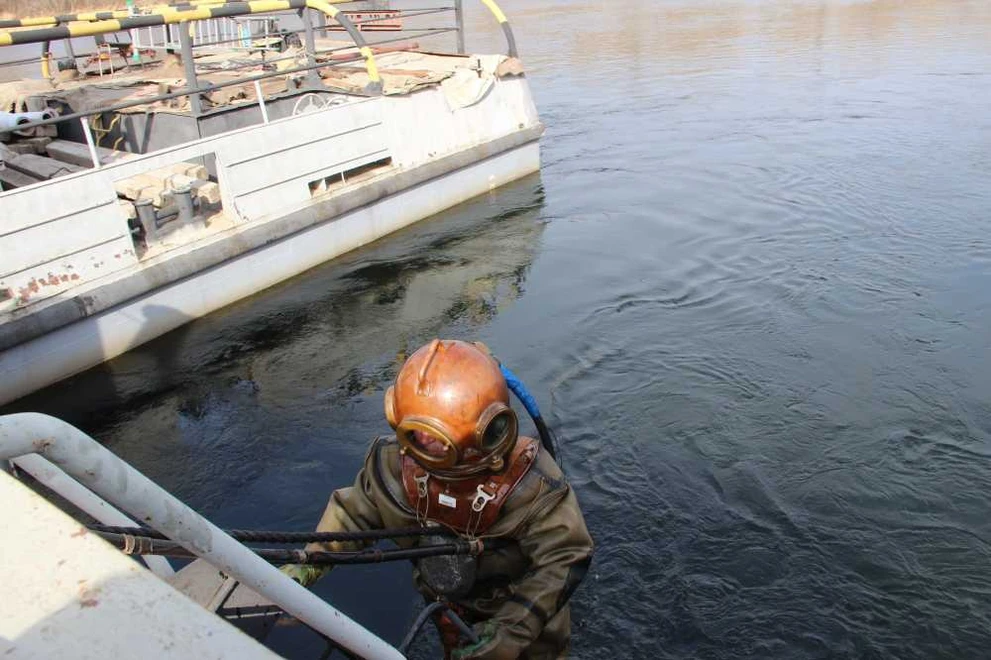В Красноярске водолазы проверяют трубопровод водозабора о. Нижне-Атамановского