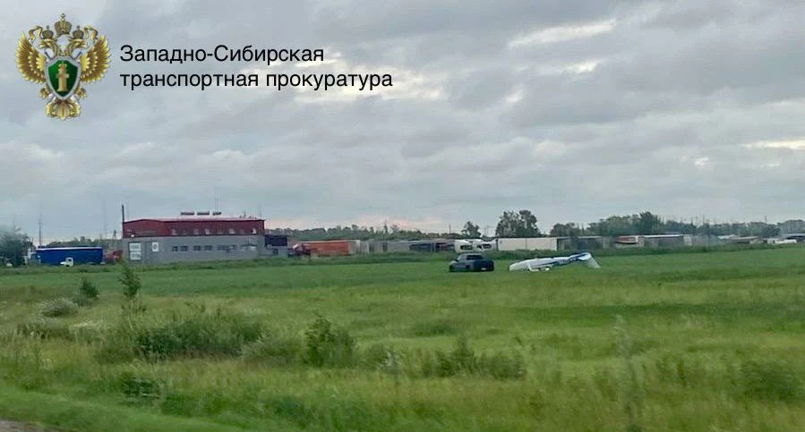В Омской области самолёт сел в поле