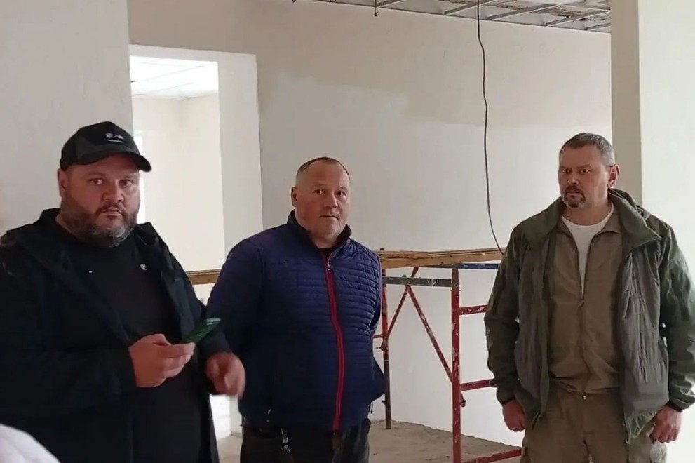 Олег Ликонцев проверил капитальный ремонт Дома культуры в Большой Уре в рамках «партийного десанта»