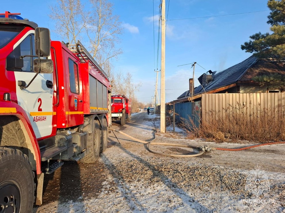 В Абакане огонь повредил частный дом