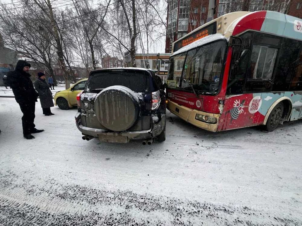 В Томске столкнулись четыре автомобиля и троллейбус 