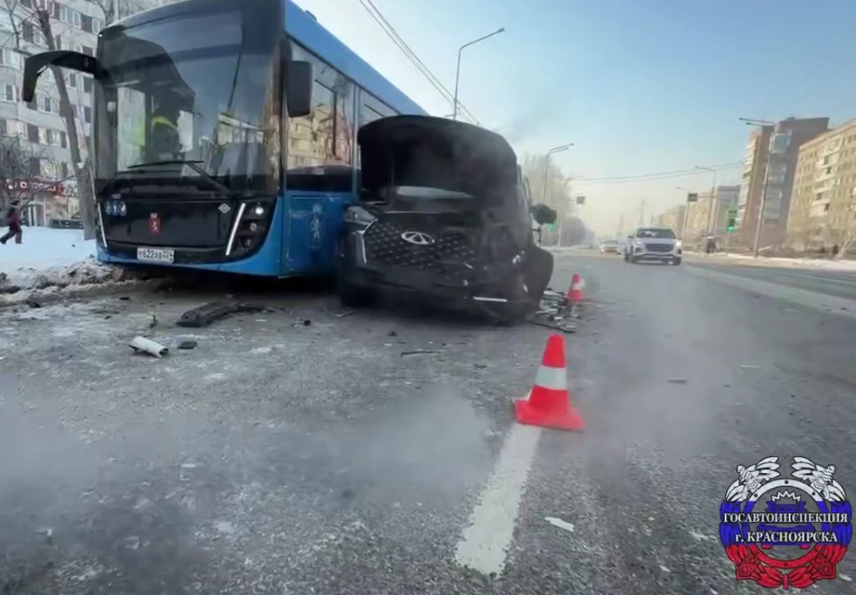 В Красноярске произошло ДТП с участием двух пассажирских автобусов и легковушек