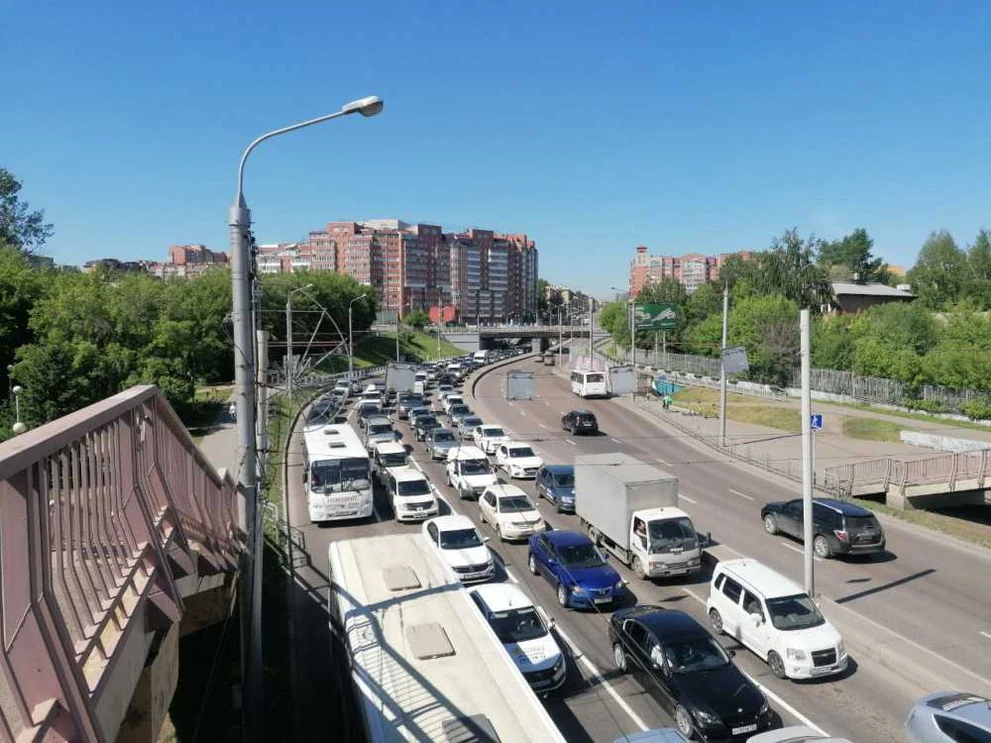 53% жителей Красноярска принципиально не пускают водителей, объезжающих пробку