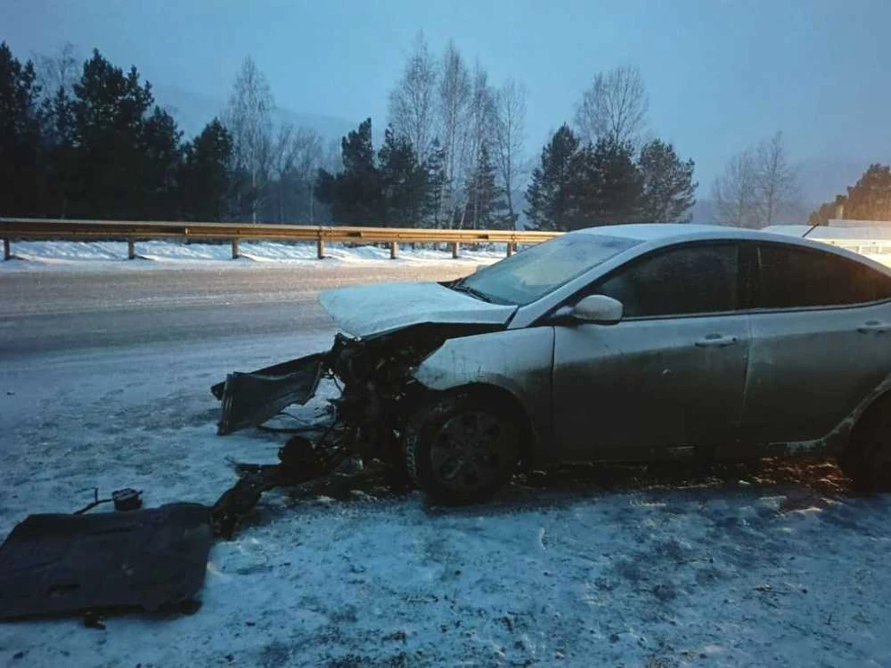 На Алтае водитель врезался в отбойник: пострадал пассажир 