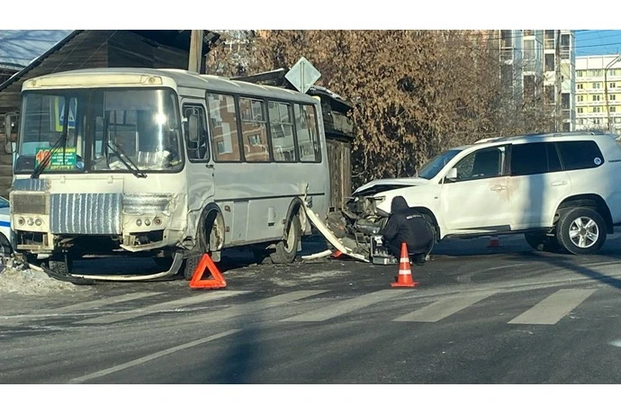 В Иркутске работник автомойки решил покатать знакомую на чужом «Крузере» и совершил ДТП