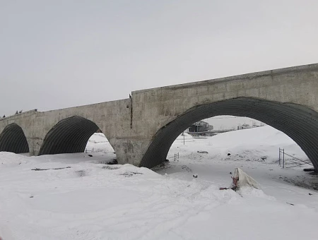 В Кемерове всё ещё строят пешеходный мост через реку Искитимка