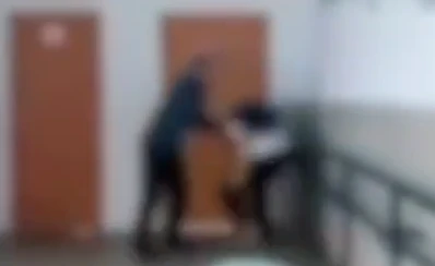 В Кузбассе на видео попала драка между учителем и шестиклассником