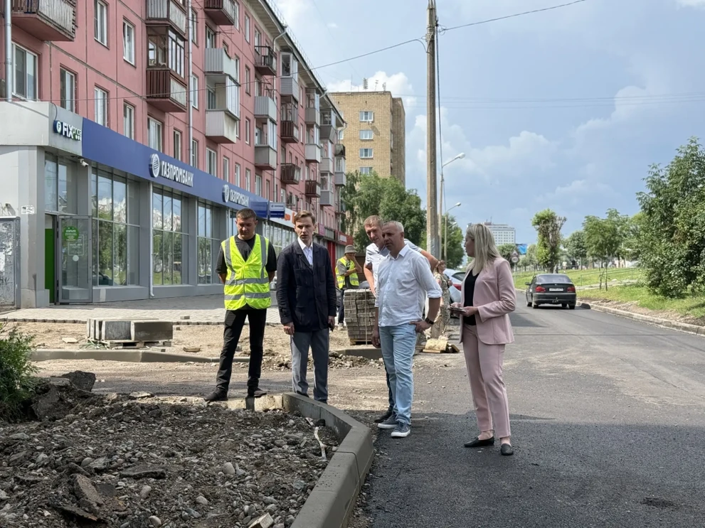 Илья Зайцев с главой Свердловского района Лилией Назмутдиновой провели выездной штаб по благоустройству дороги-дублера