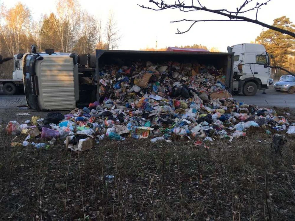 В Томске водитель вез мусор на свалку, а попал в больницу с травмами 