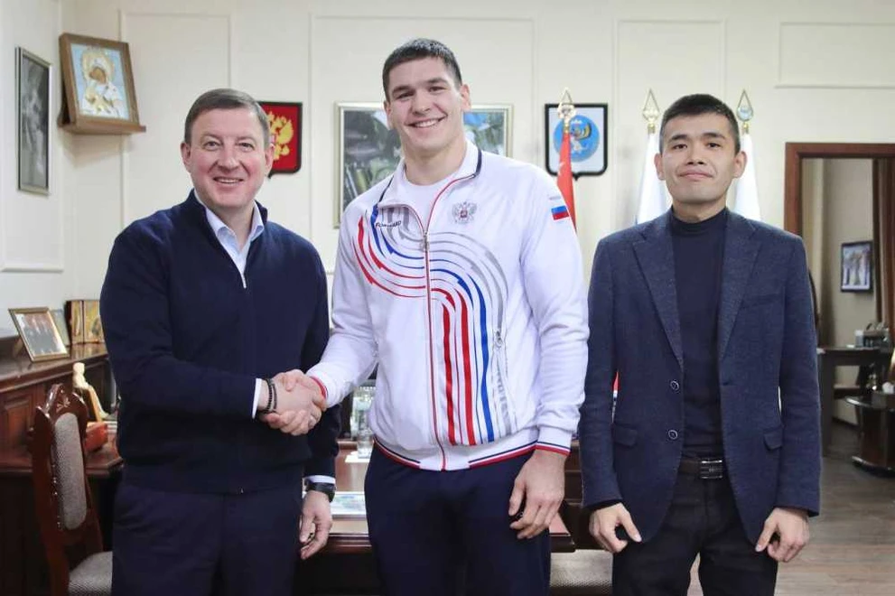 Глава Республики Алтай встретился с чемпионом мира по самбо