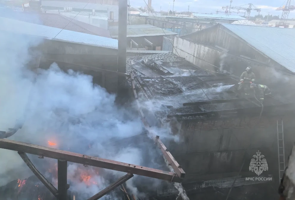 В Красноярском крае тушили пожар на площади 900 квадратных метров