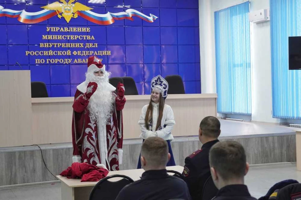 Полицейских Хакасии поздравили участники акции «Российский детский Дед Мороз»