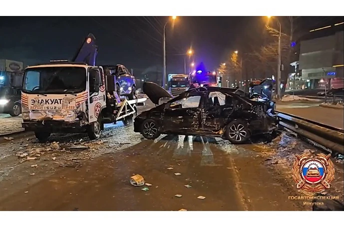 В Иркутске Honda врезалась в эвакуатор – трое погибли