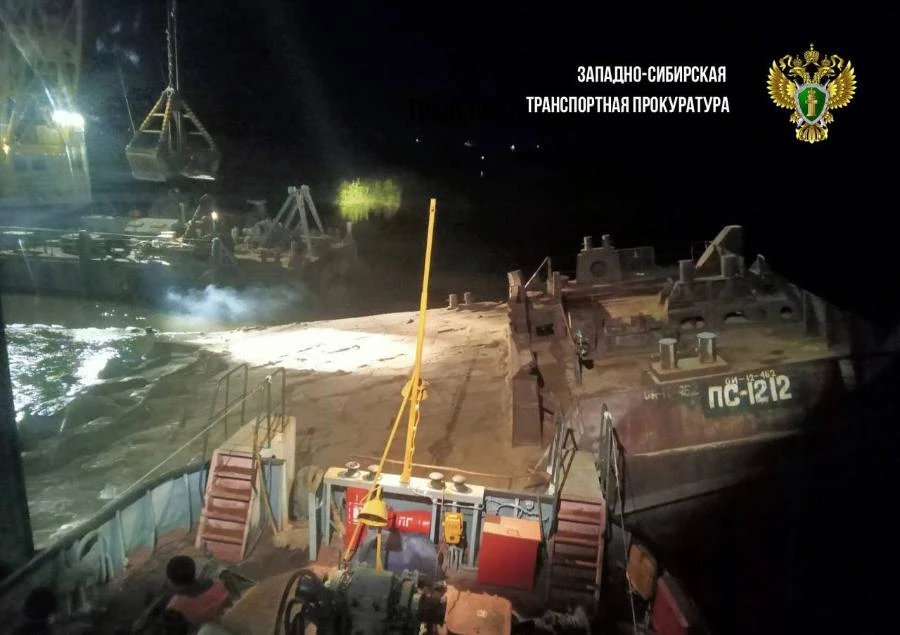 В Омской области повреждена и частично затонула баржа