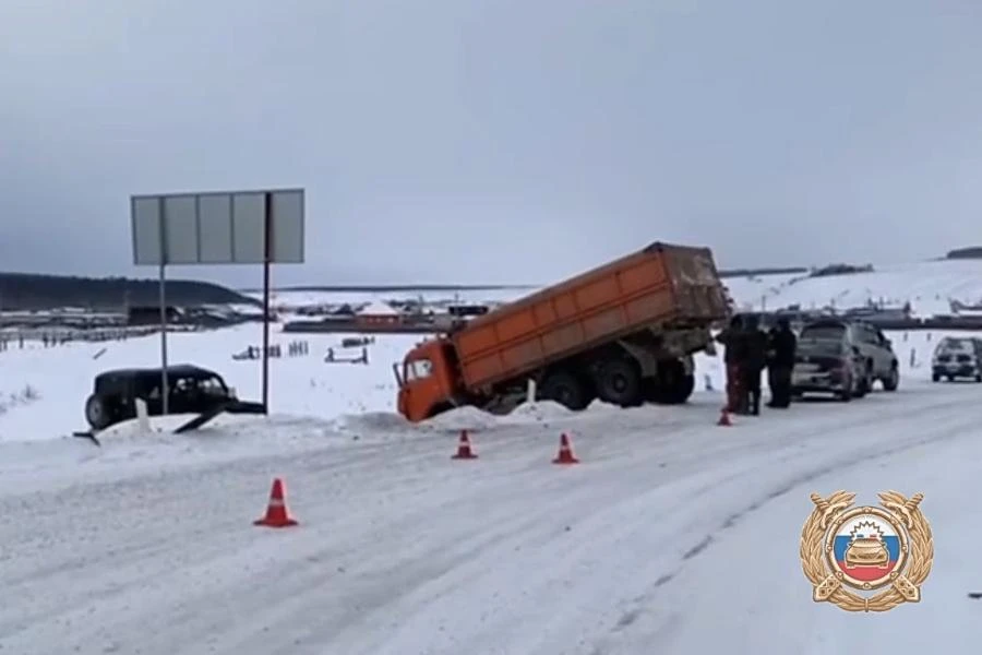 В Иркутской области в столкновении с КамАЗом погиб водитель УАЗа