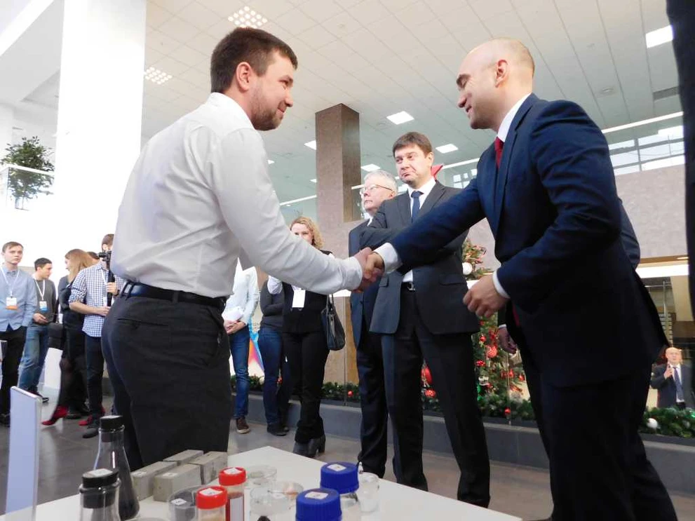 Пожелание успехов инноватору от министра DSCN4493.JPG