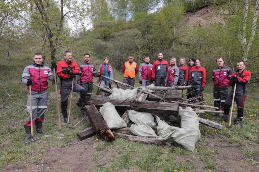 «Кузбассразрезуголь» очистил от мусора берега малой реки рядом с Кедровским разрезом 2.JPG «Кузбассразрезуголь» очистил от мусора берега малой реки рядом с Кедровским разрезом 2.JPG