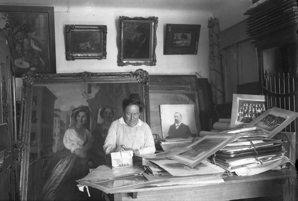 Кудрявцев А.В. М.В. Красноженова в своем кабинете. 1924.jpg Кудрявцев А.В. М.В. Красноженова в своем кабинете. 1924.jpg