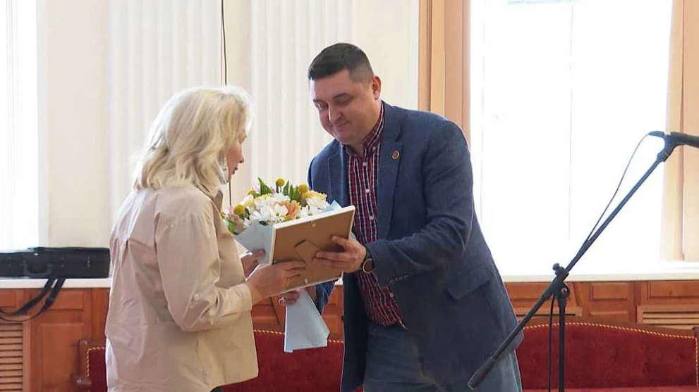 Глеб Шелепов поздравляет директора школы hjPug92jhSw.jpg