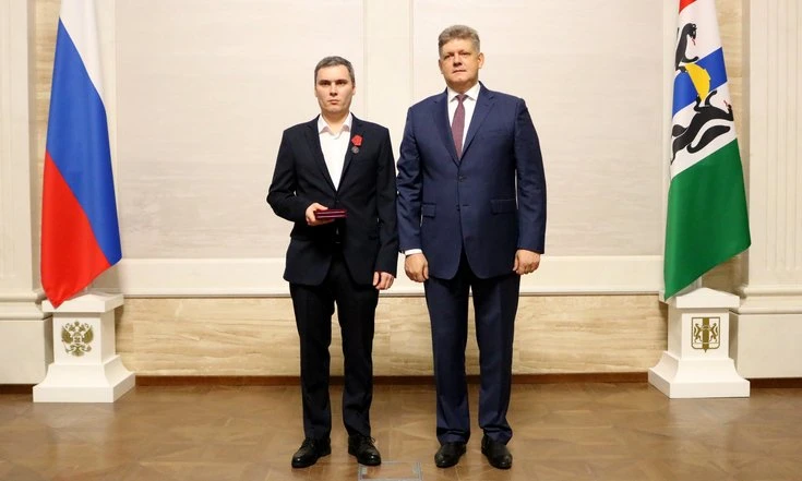 Справа - полпред президента в СФО Анатолий Серышев Hmgc3SwF2wALL3QTj94UJigTu9EHdAu7.jpg