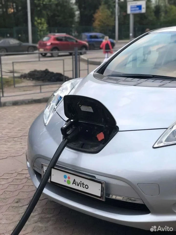 Nissan Leaf на "заправке" 01.jpg