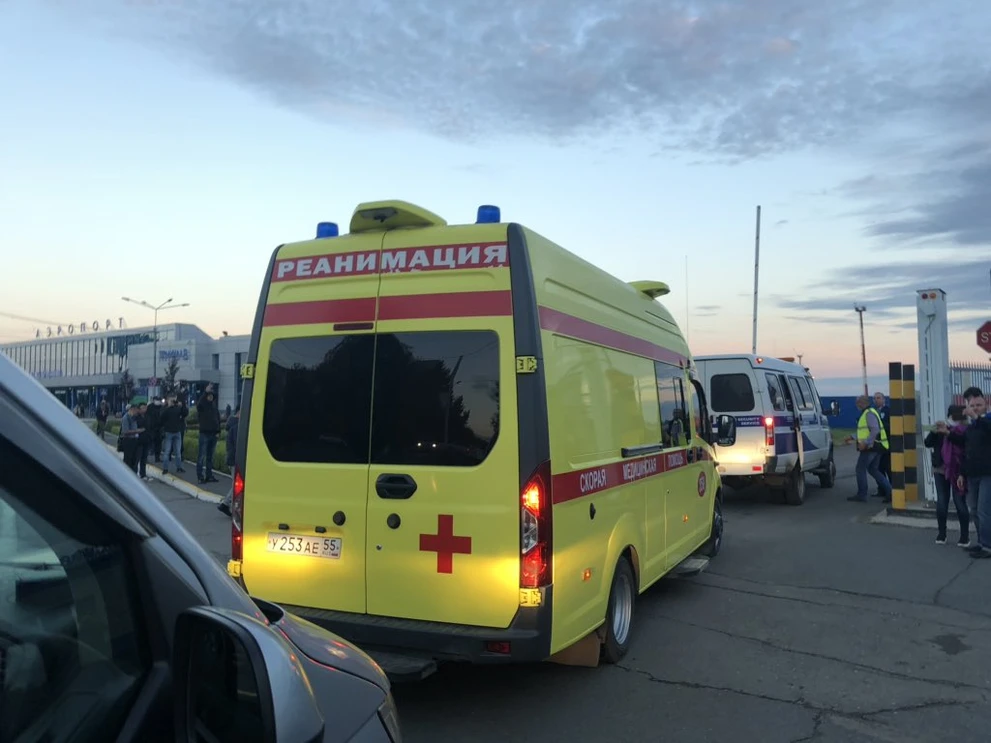 Реанимобиль въезжает на территорию омского аэропорта Ef-7SJSWoAU9TjN.jpg